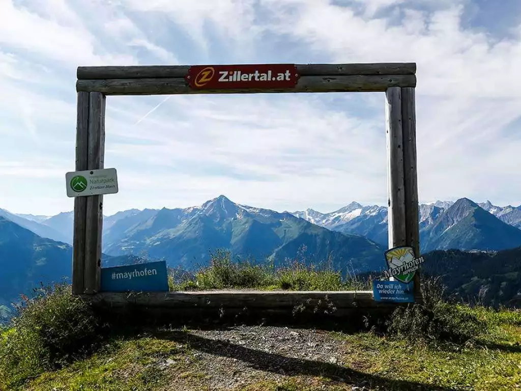 Bilderrahmen für Selbstportrait mit Berge im Hintergrund
