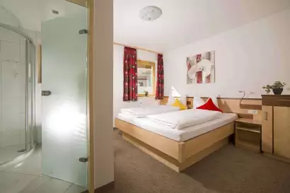 07_Appartementhaus_Taschler_zillertal_apart1_bett-mit-bad-c-photo_by_bause_at