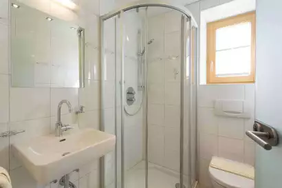 08_Appartementhaus_Taschler_zillertal_apart1_badezimmer-c-photo_by_bause_at