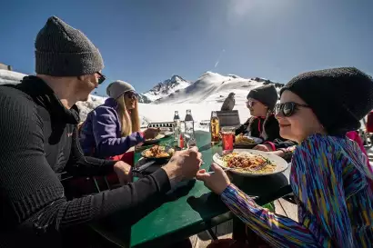 skifahren-familie-Archiv-TVB-Mayrhofen-c-dominic-ebenbichler