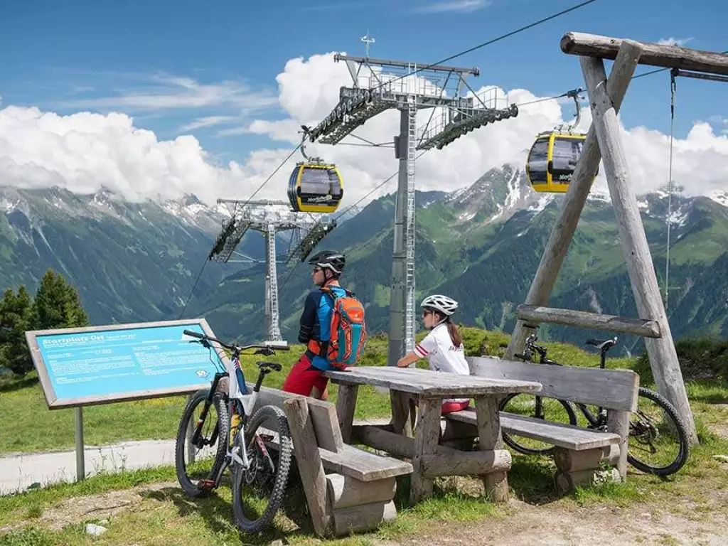 Familie mit Bike am Start eines Trails
