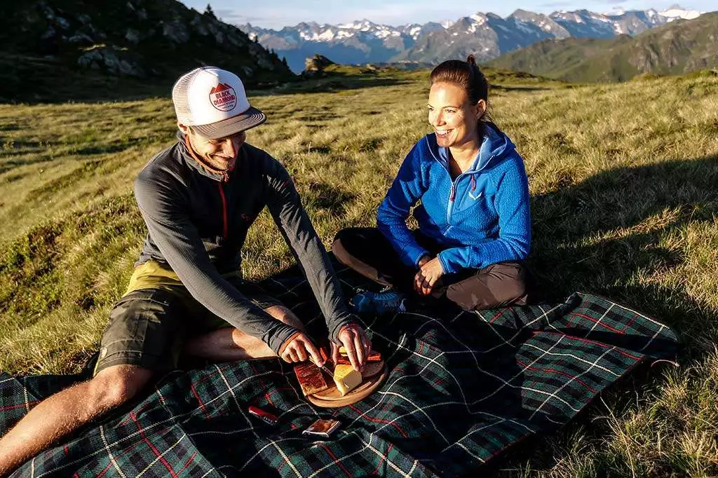 Pärchen beim jausnen am Berg