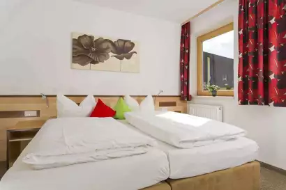 06_Appartementhaus_Taschler_zillertal_apart1_bett-c-photo_by_bause_at