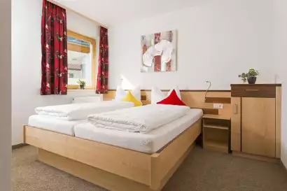 07_Appartementhaus_Taschler_zillertal_apart1_bett-c-photo_by_bause_at